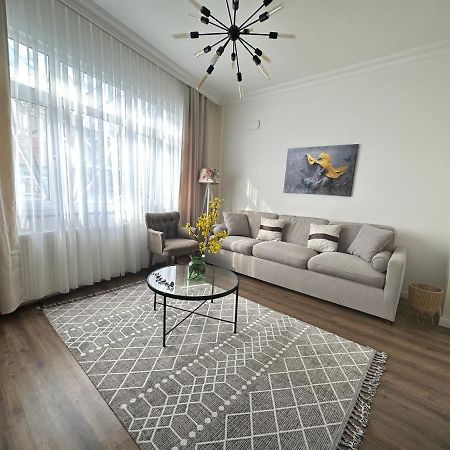 Center Of City In Besiktas 2 Plus 1 With 2 Bathroom And 3 Air Conditioner Истанбул Екстериор снимка