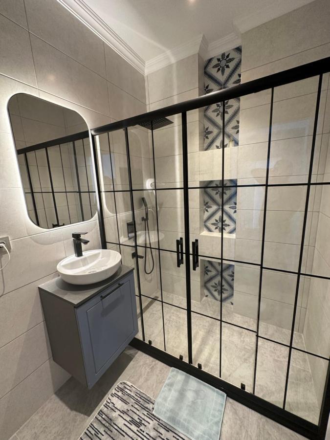 Center Of City In Besiktas 2 Plus 1 With 2 Bathroom And 3 Air Conditioner Истанбул Екстериор снимка
