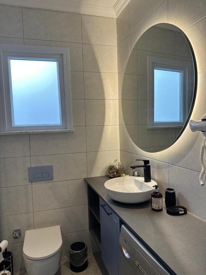 Center Of City In Besiktas 2 Plus 1 With 2 Bathroom And 3 Air Conditioner Истанбул Екстериор снимка