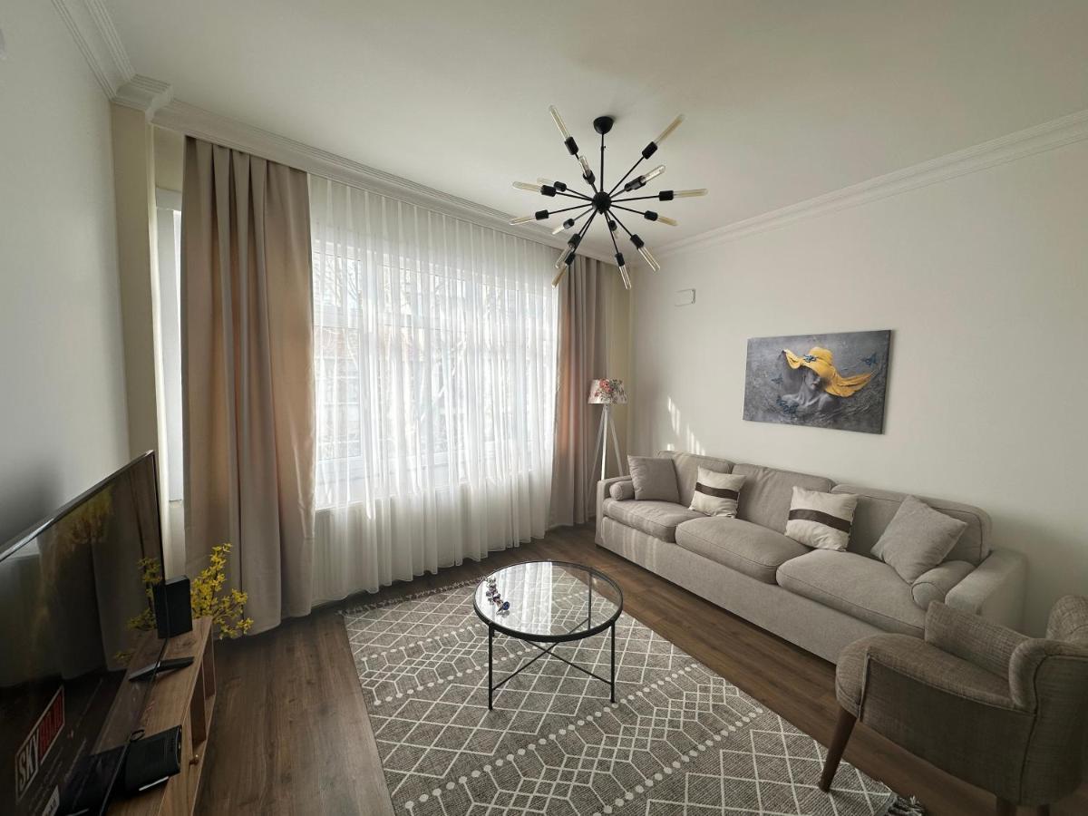 Center Of City In Besiktas 2 Plus 1 With 2 Bathroom And 3 Air Conditioner Истанбул Екстериор снимка